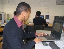 Etudiant avec ordinateur portable