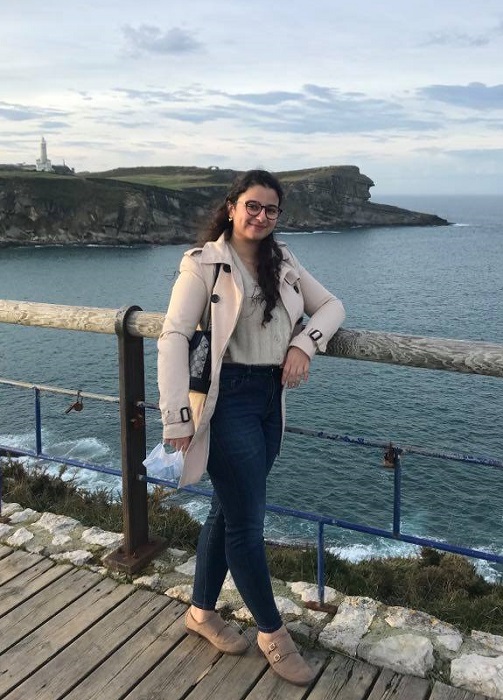 Dania Benadada, étudiante de L3 Droit-Langues devant el Faro de Cabo Mayor (Santander, Espagne)